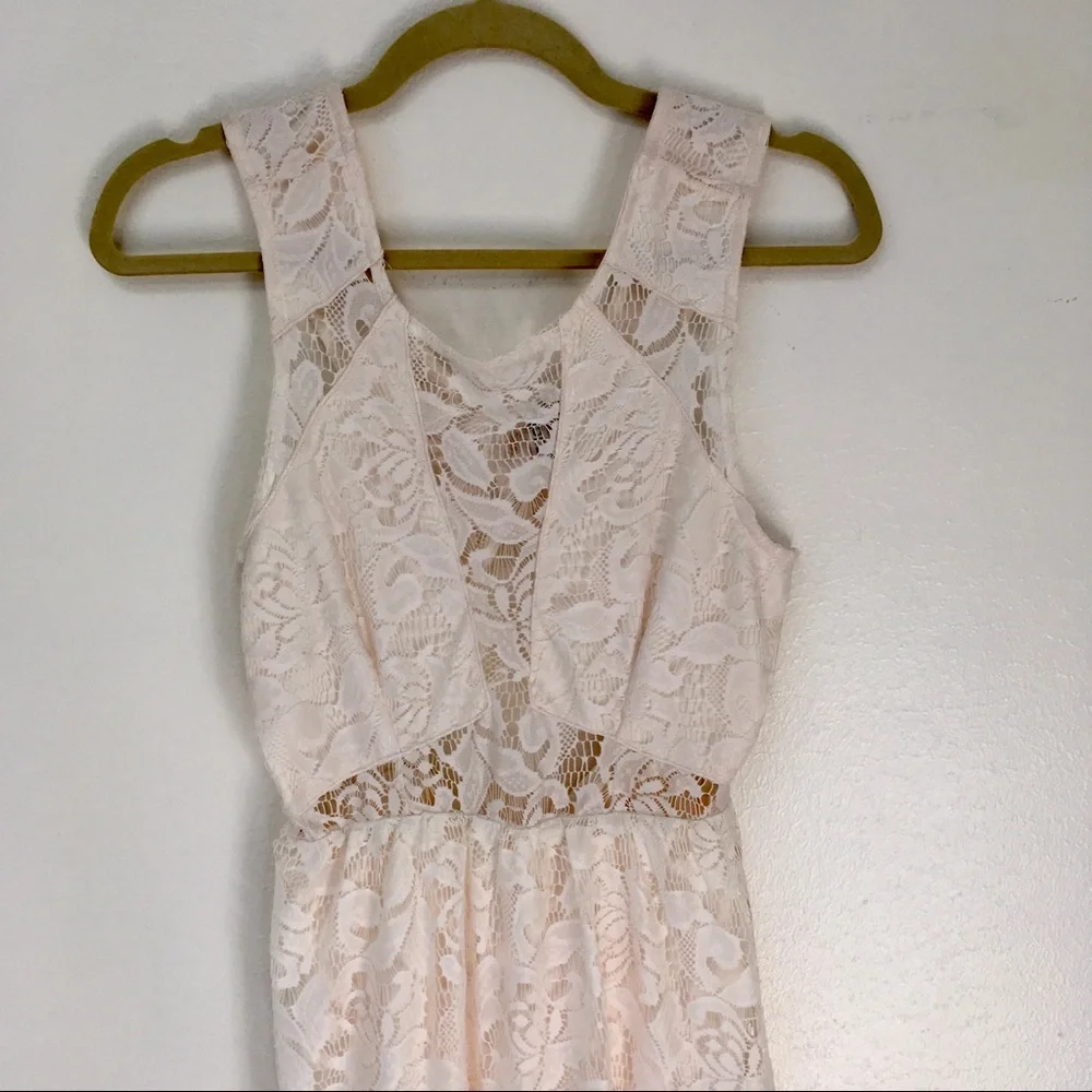 Cream lace dress - Picture 9 of 14